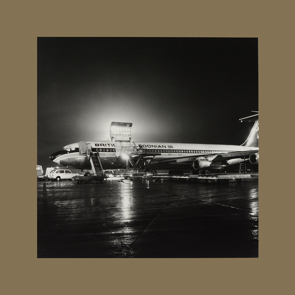 Nachtfoto van vliegtuig op Schiphol